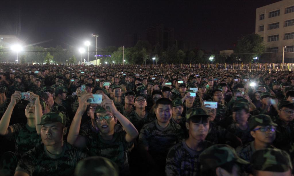 新生们纷纷掏出手机记录下精彩一刻