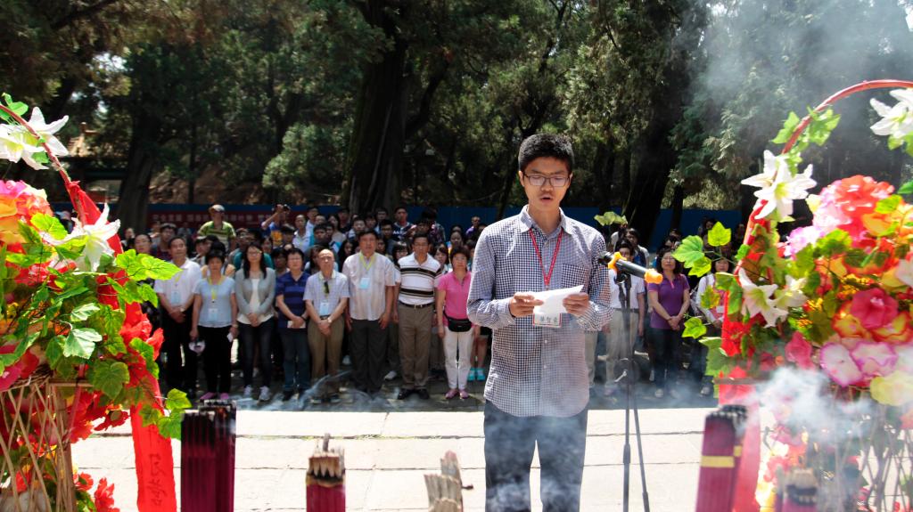 营员代表华智豪宣读祭文