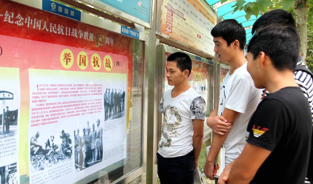 同学们踊跃观看图片展