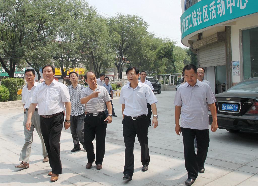 渭城区区长余西天赴陕西工院调研社区建设工作