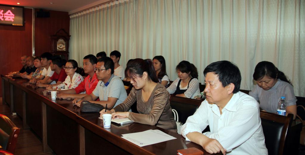 职业技能鉴定考评员、考生及指导教师代表约30人参加会议