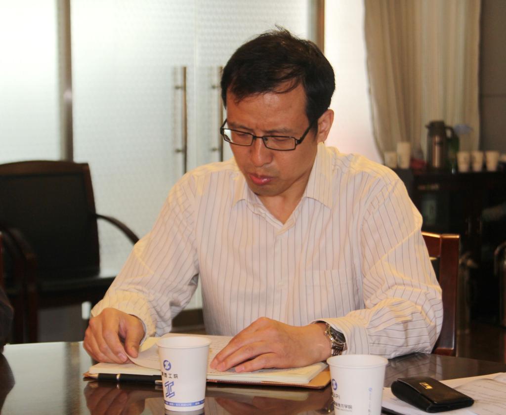 新任副院长杨卫军同志做表态发言