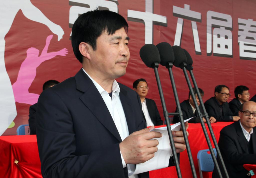 体育部部长许耀锋宣读团体成绩