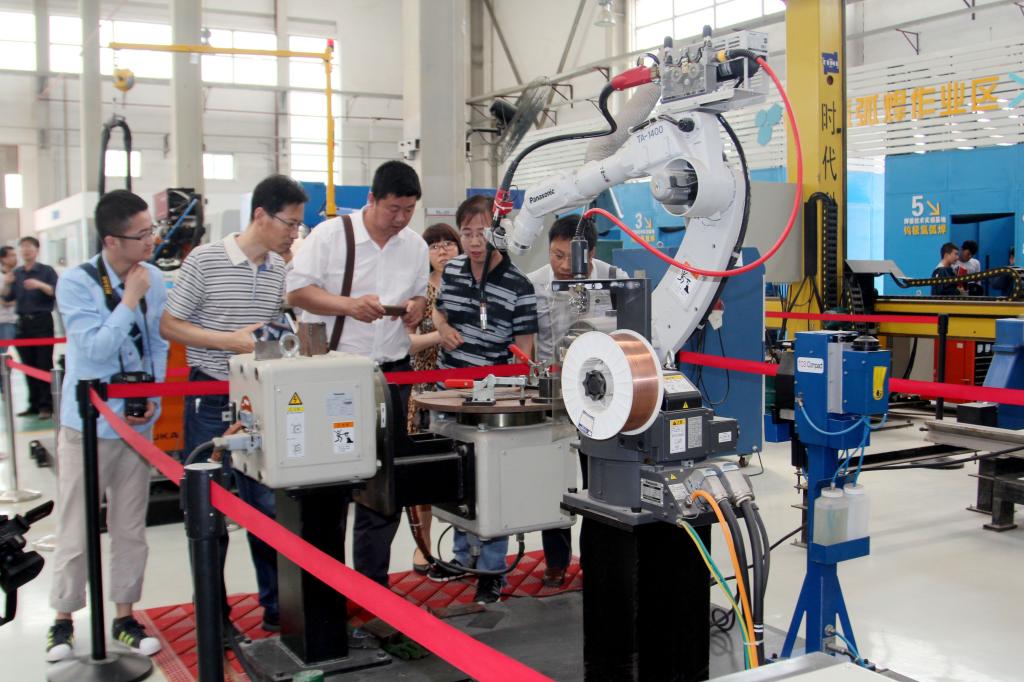 邢晖主任一行参观材料学院实训基地