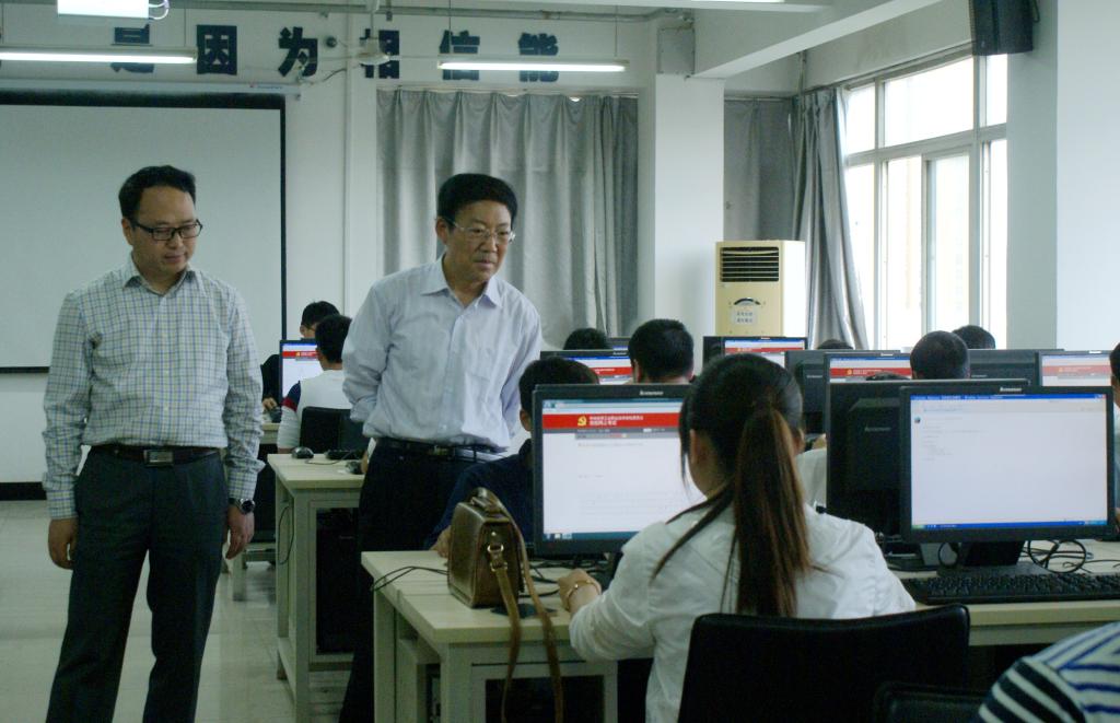 学院党委副书记、党校校长王天哲,党委组织部部长、党校副校长朱忠军深入考场巡查