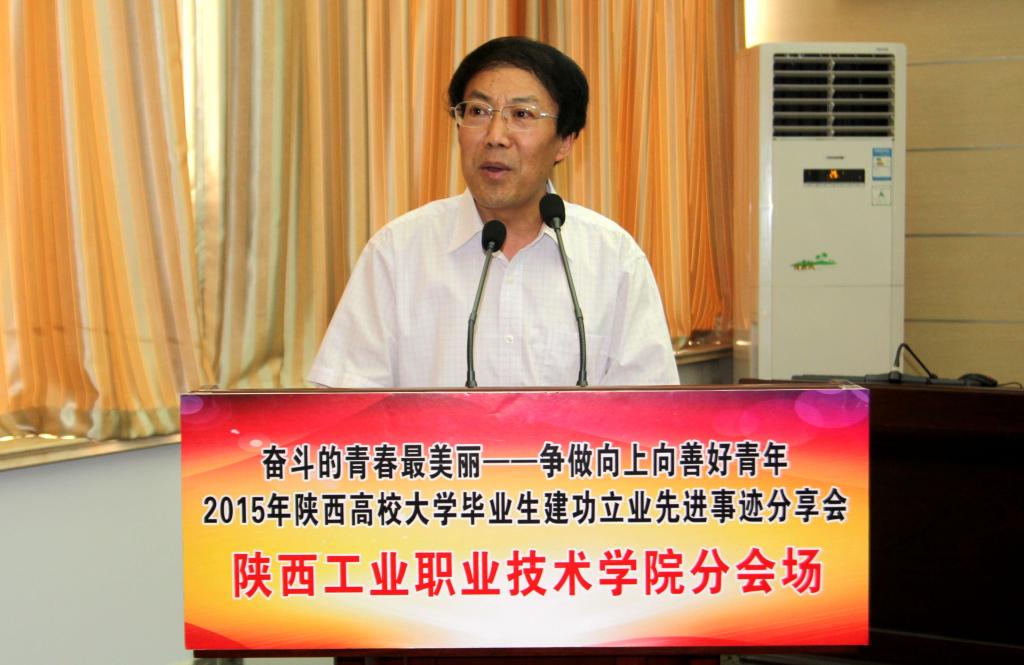 党委副书记王天哲代表学院致欢迎词