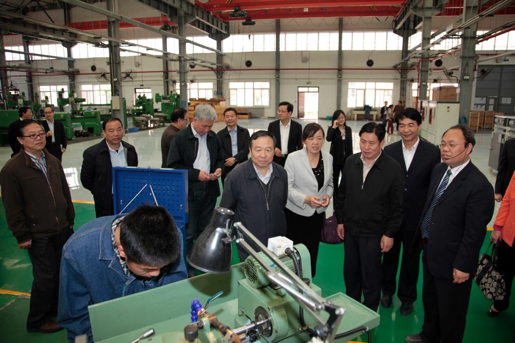 省人大执法检查组观看学生磨床实训