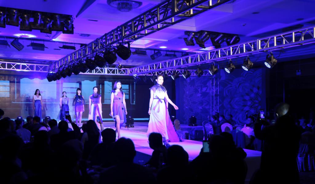 与会用人单位代表观看我院服装专业学生毕业设计成果展示