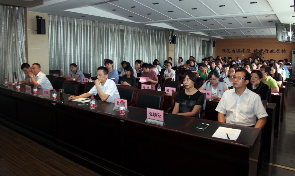 合作企业、试点二级学院等近100人参会