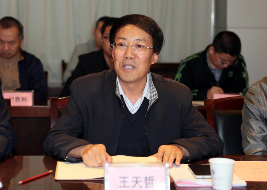 党委副书记王天哲主持汇报会并补充介绍情况