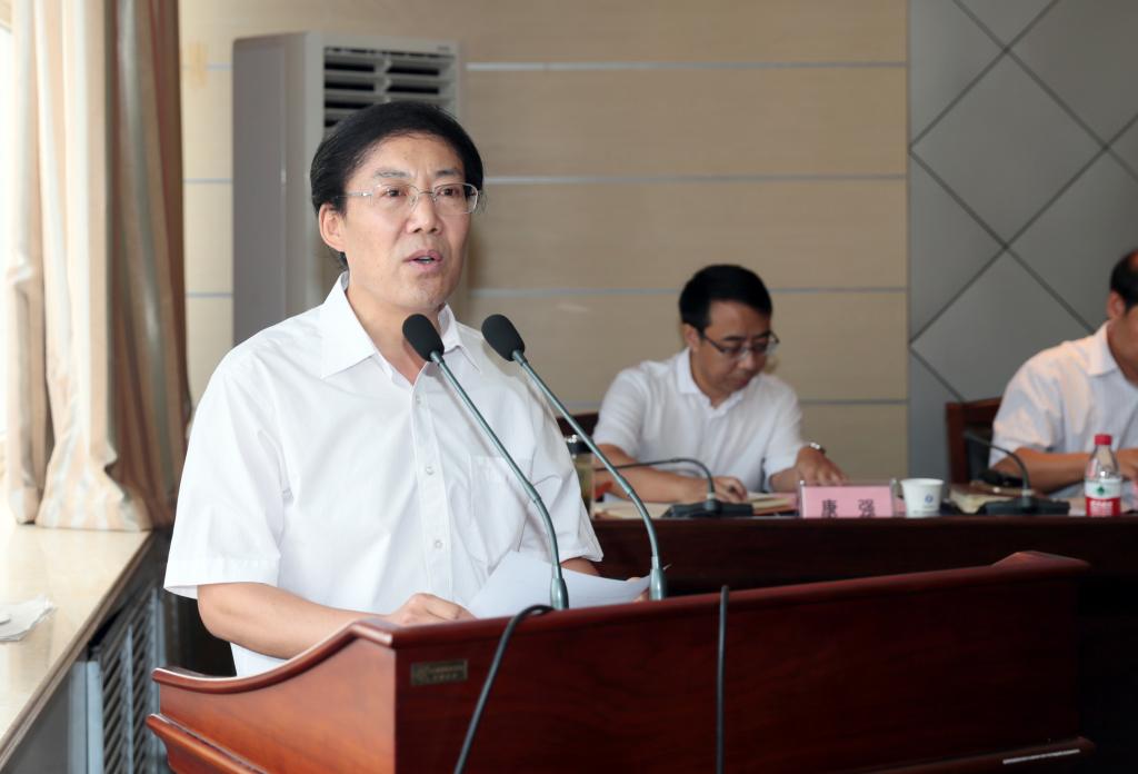 党委副书记王天哲主持23日上午的会议