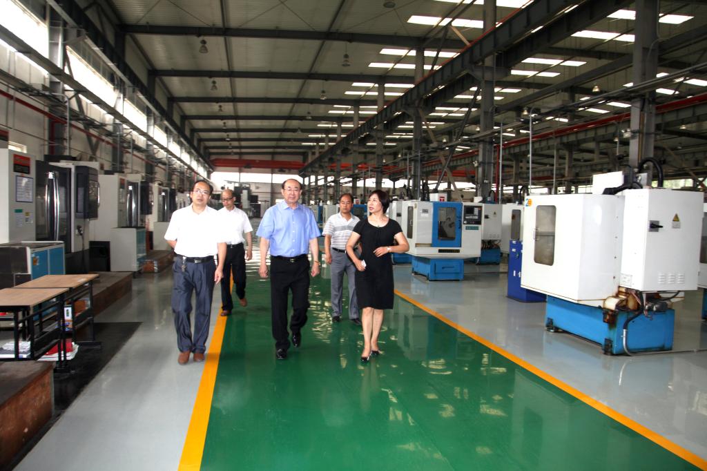 刘占山副会长实地考察机加工技术实训中心