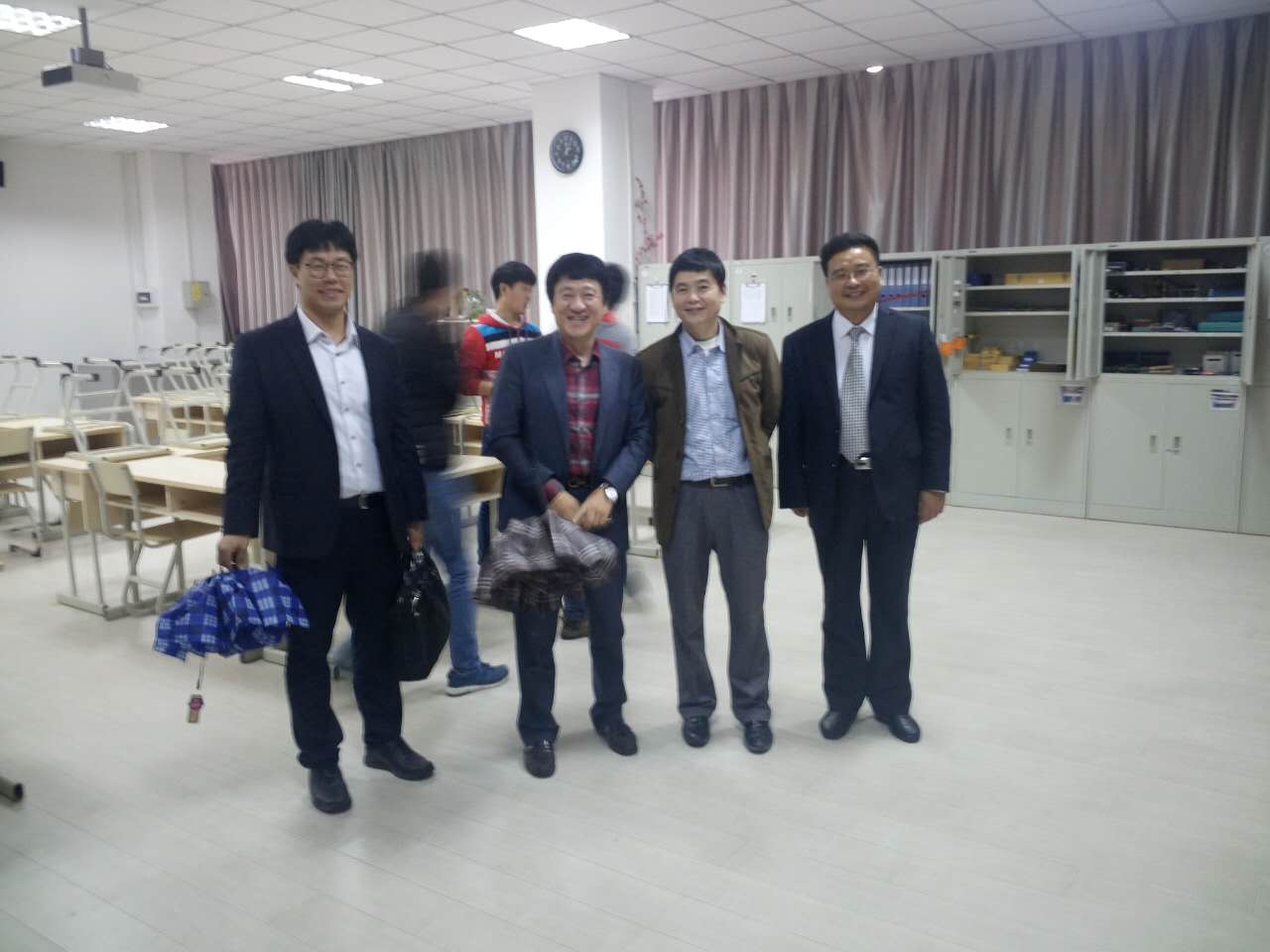 东亚大学金哲珠处长一行与欧姆龙公司驻校代表顾建林先生交流