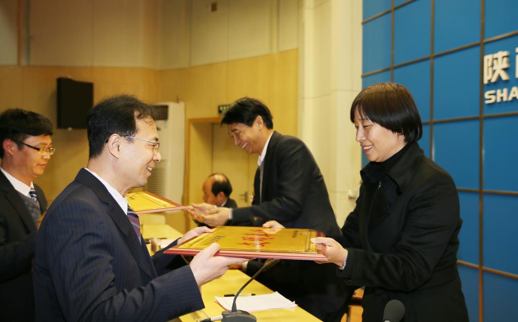 学院领导为上年度考核优秀单位和文明单位颁发了奖牌