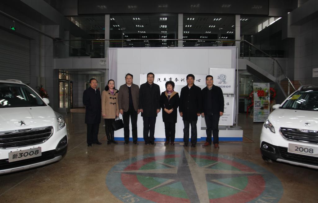 在汽车实训基地合影