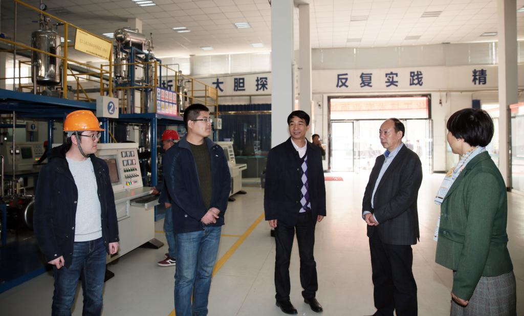 董小龙同志与正在备战大赛的师生交流