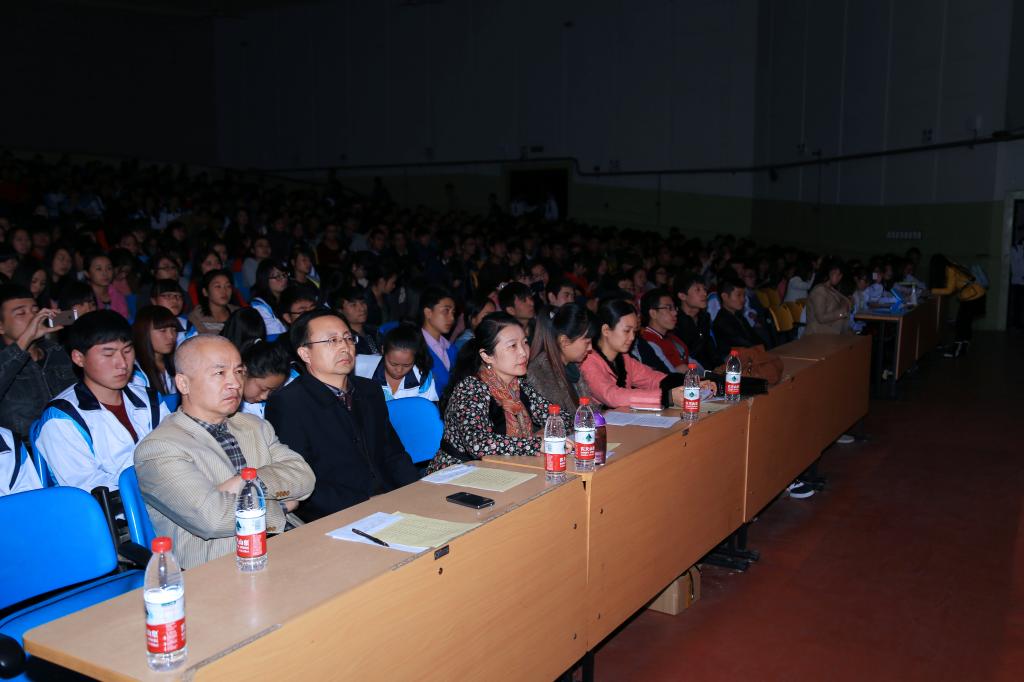 1300余名师生观看了比赛