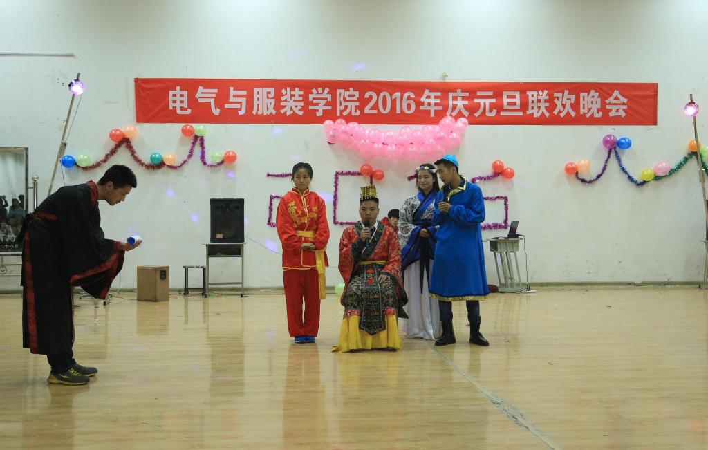 刘超等表演小品荆轲刺秦王