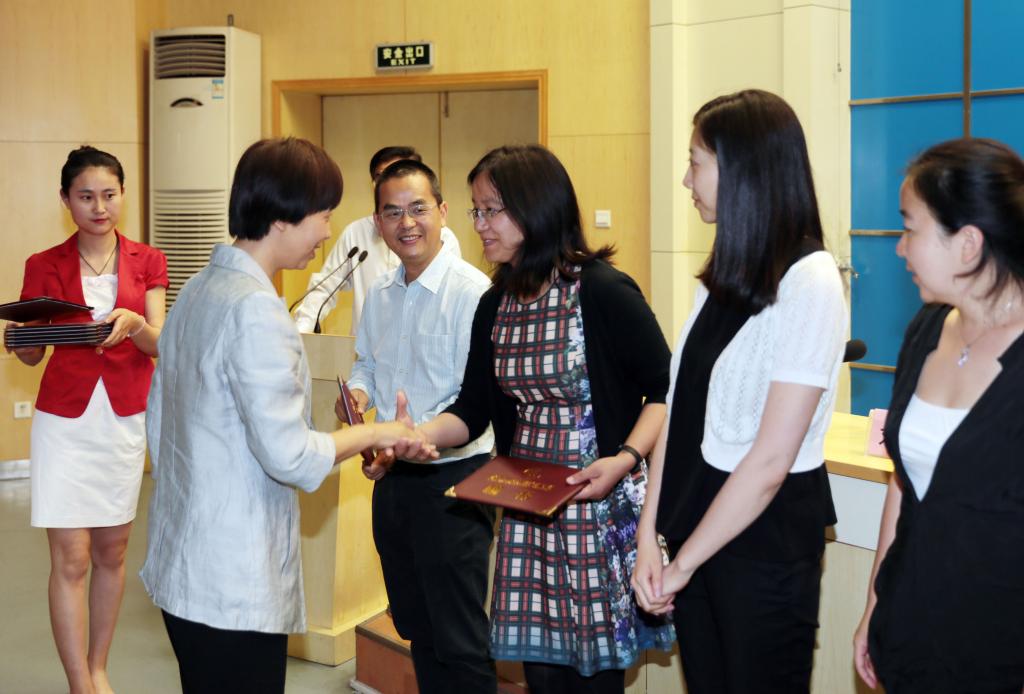 院长张晓云为订单班授课教师代表颁发聘书