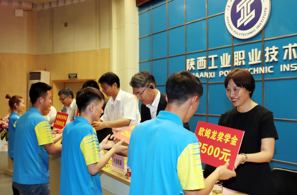 校企双方领导为获得奖学金的订单班学生颁奖