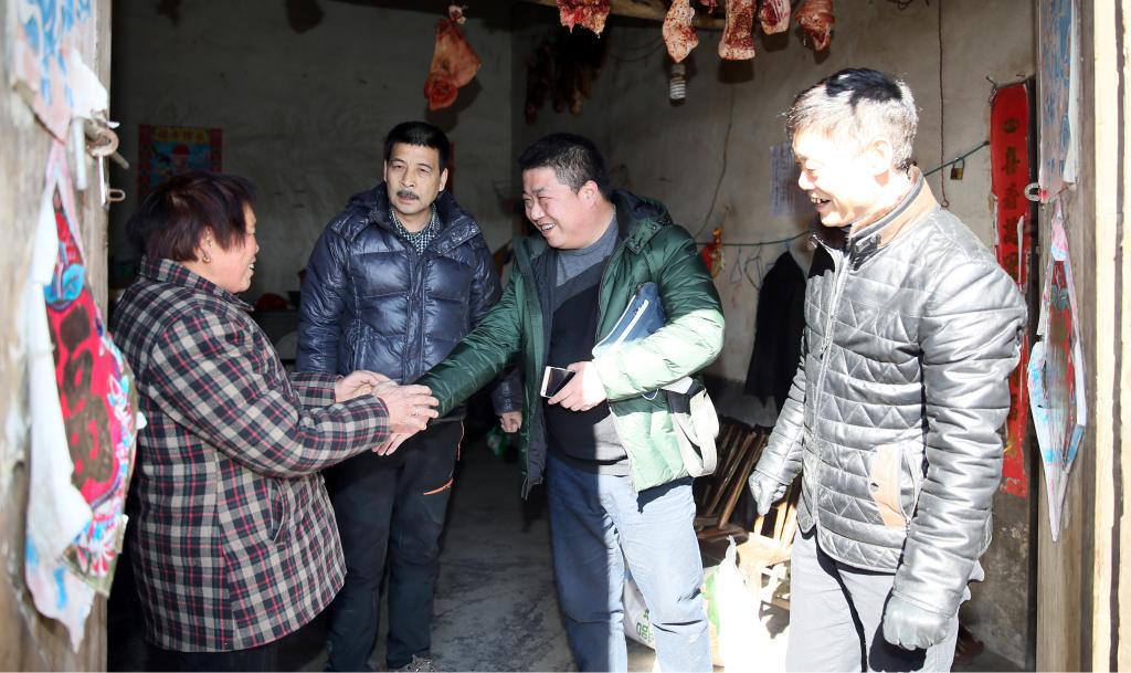 为特困户送去新春慰问品