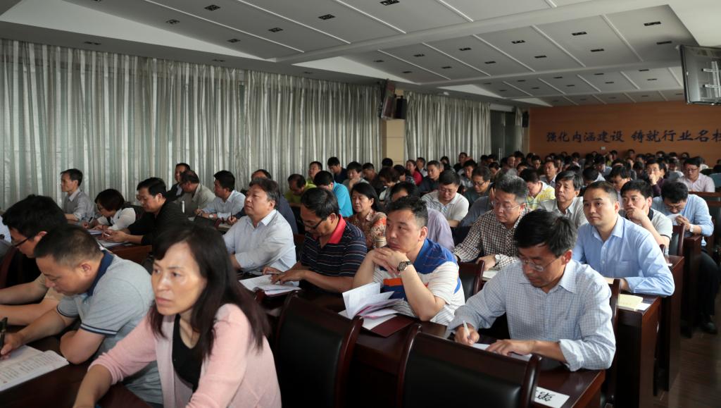 党委中心组成员和全院副科级以上干部110人参加报告会