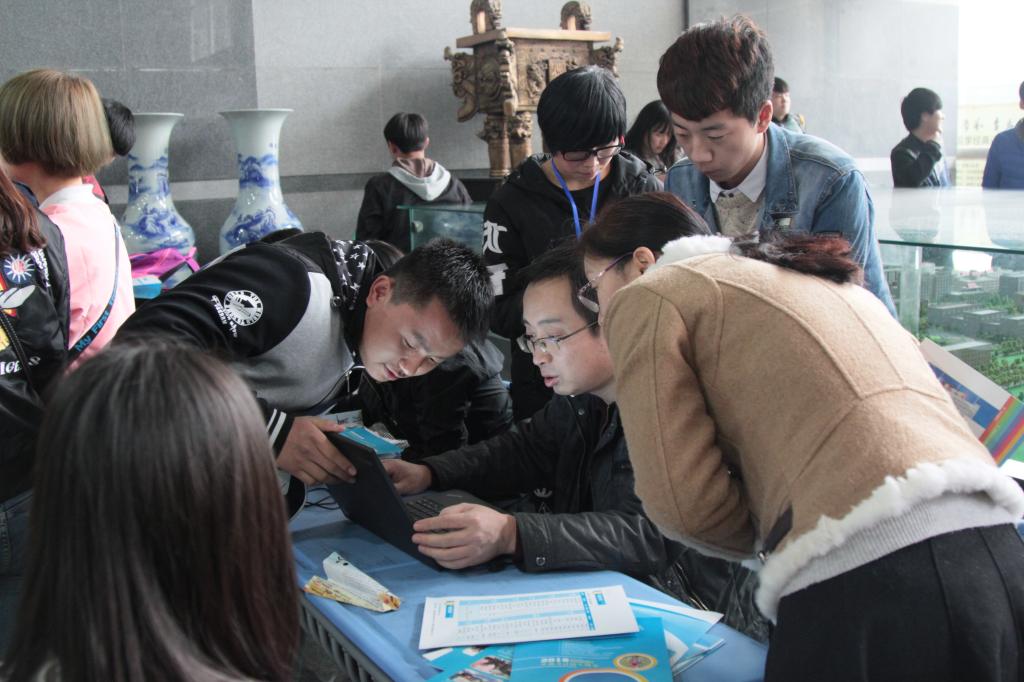 专业咨询处教师耐心讲解