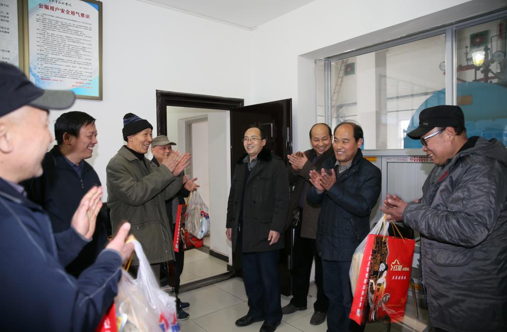 学院领导的慰问让一片祥和的校园里更添了许多温暖喜庆