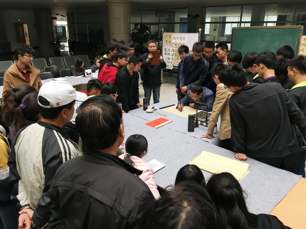 姜老师为同学们示范笔法要点