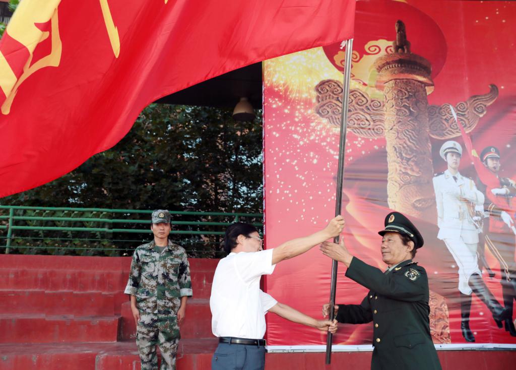 党委副书记王天哲为军训团授旗