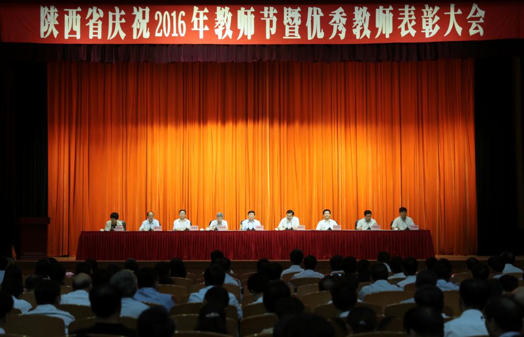 省委书记娄勤俭讲话,省长胡和平主持大会