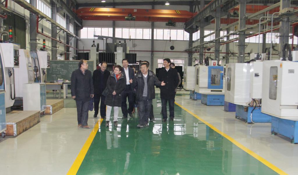 参会领导参观我院机加工实训中心
