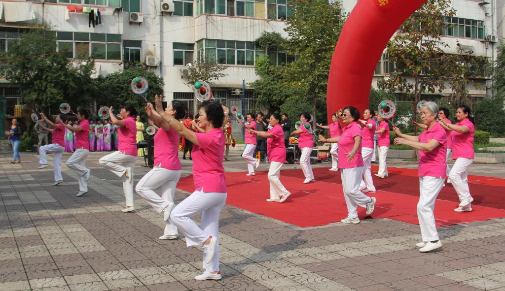 柔力球表演《一路歌唱》