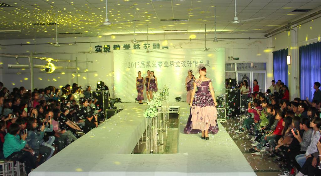 服装学院举办2015届腹胀专业毕业设计作品展