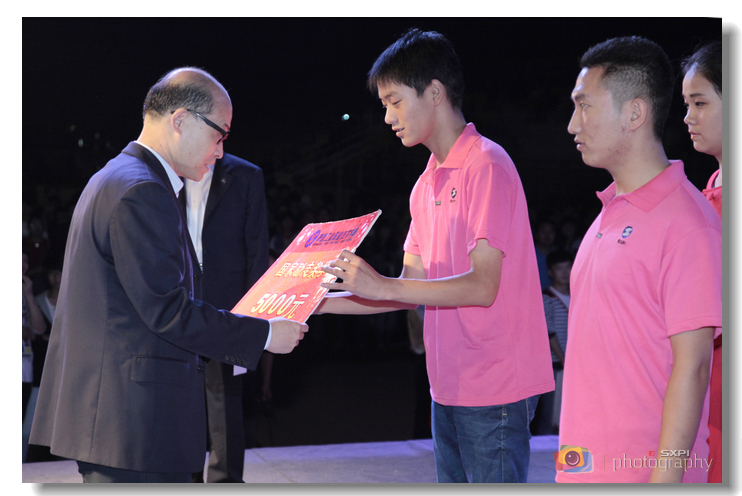 副院长王晓江为受到表彰的同学颁奖