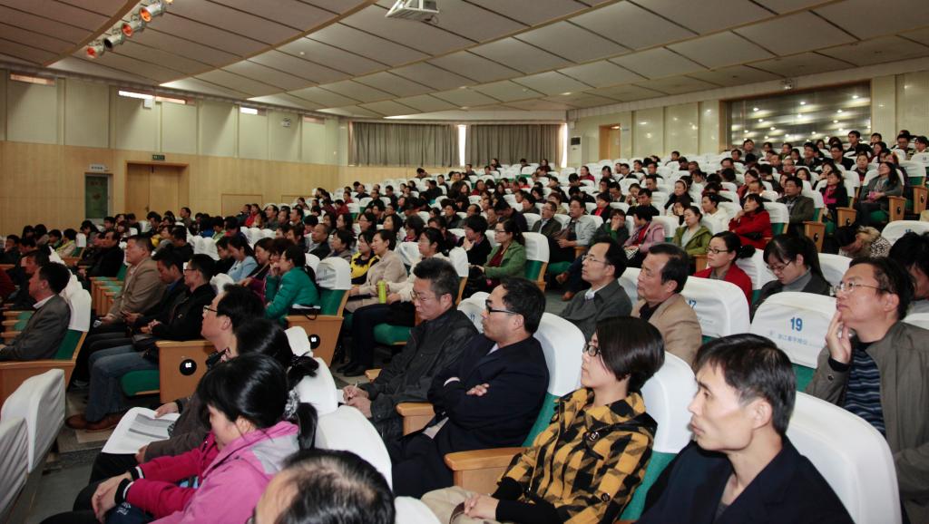 全体专兼职教师近400人参加了会议