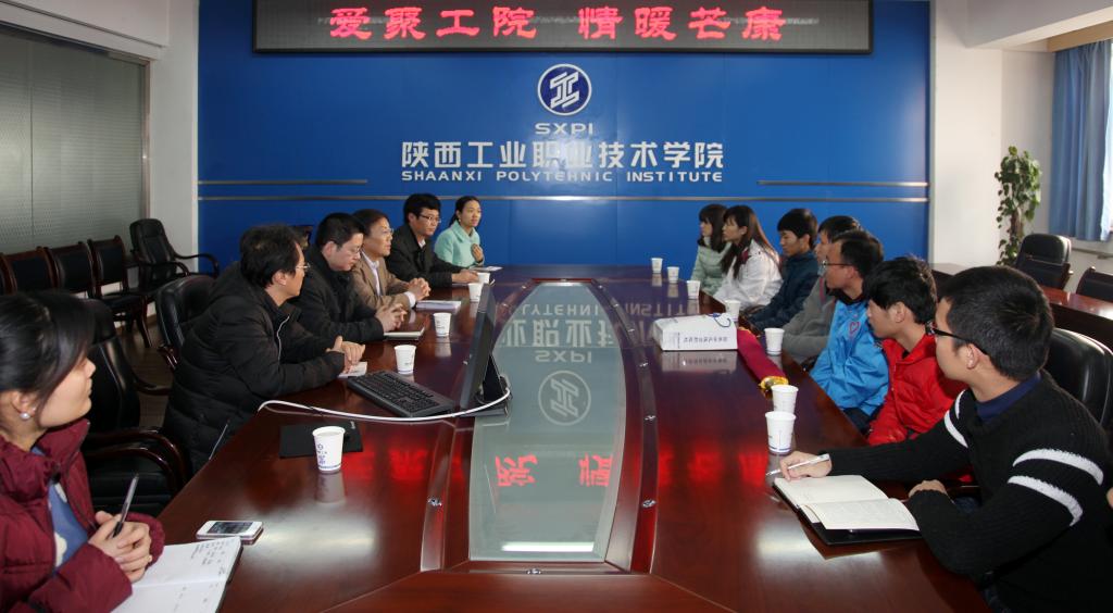 党委副书记王天哲、相关部门负责同志、青年志愿者代表与赵鹏刚校友座谈