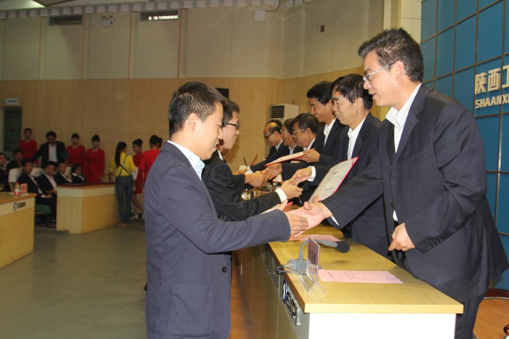 院领导为受表彰的集体和个人颁奖