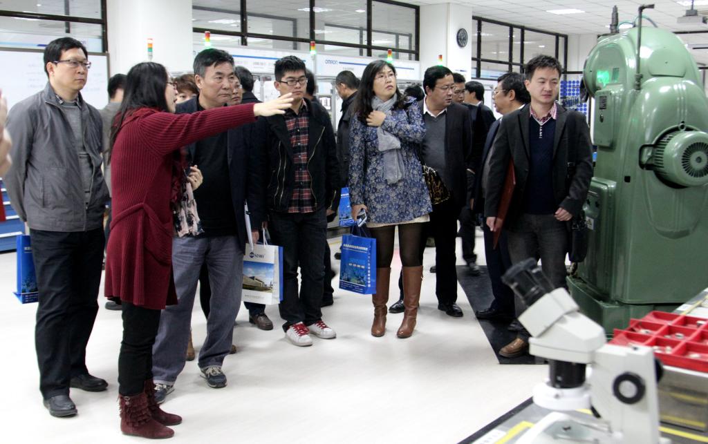 参会代表参观我院电气学院新建实习实训基地