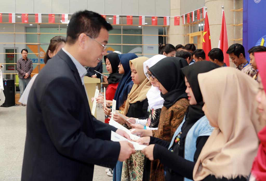 学院领导为营员颁发结业证书