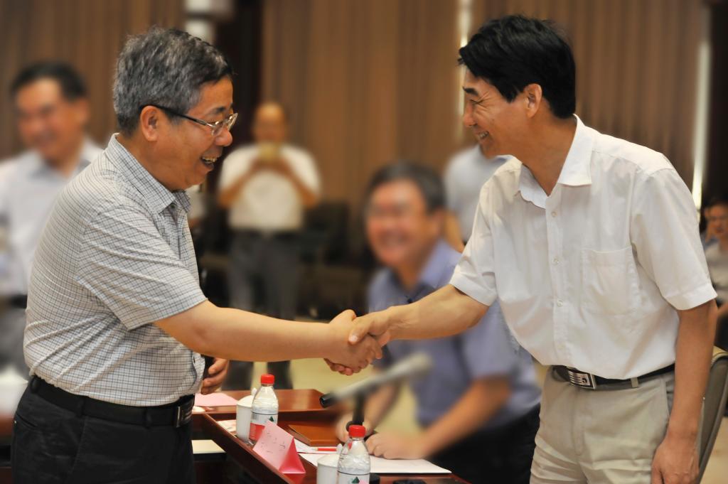 陈宝生部长与崔岩书记亲切握手