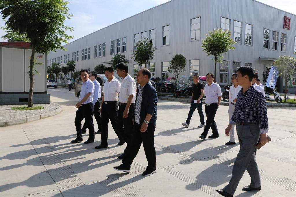 崔书记一行实地考察汉滨区工业产业孵化园