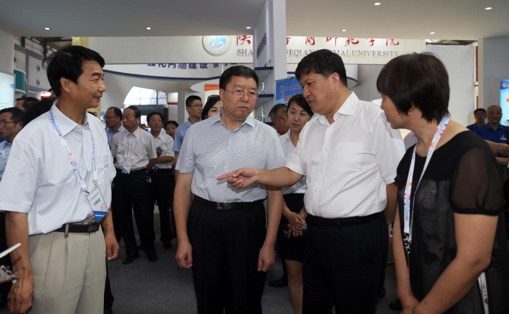 省委副书记毛万春听取省教育厅我院介绍