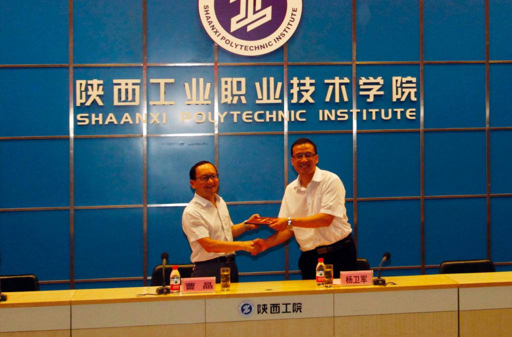 副院长杨卫军为曹晶颁发聘书