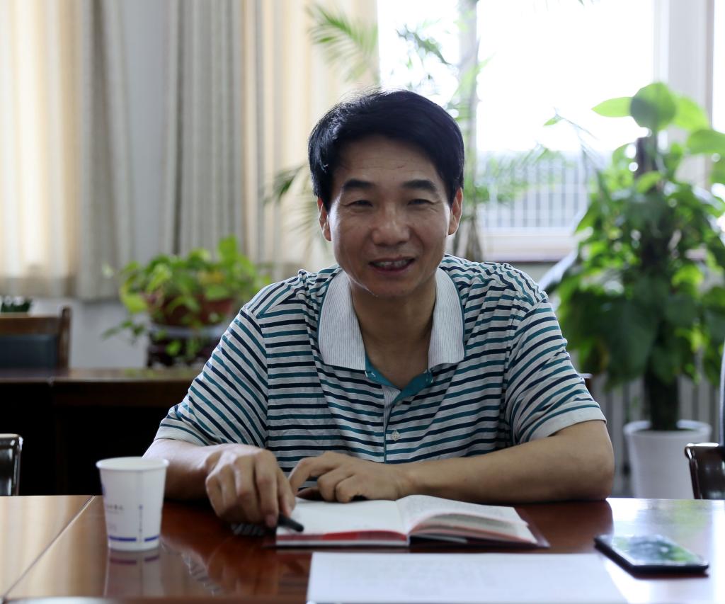 崔岩书记以一名普通党员身份参与了评议