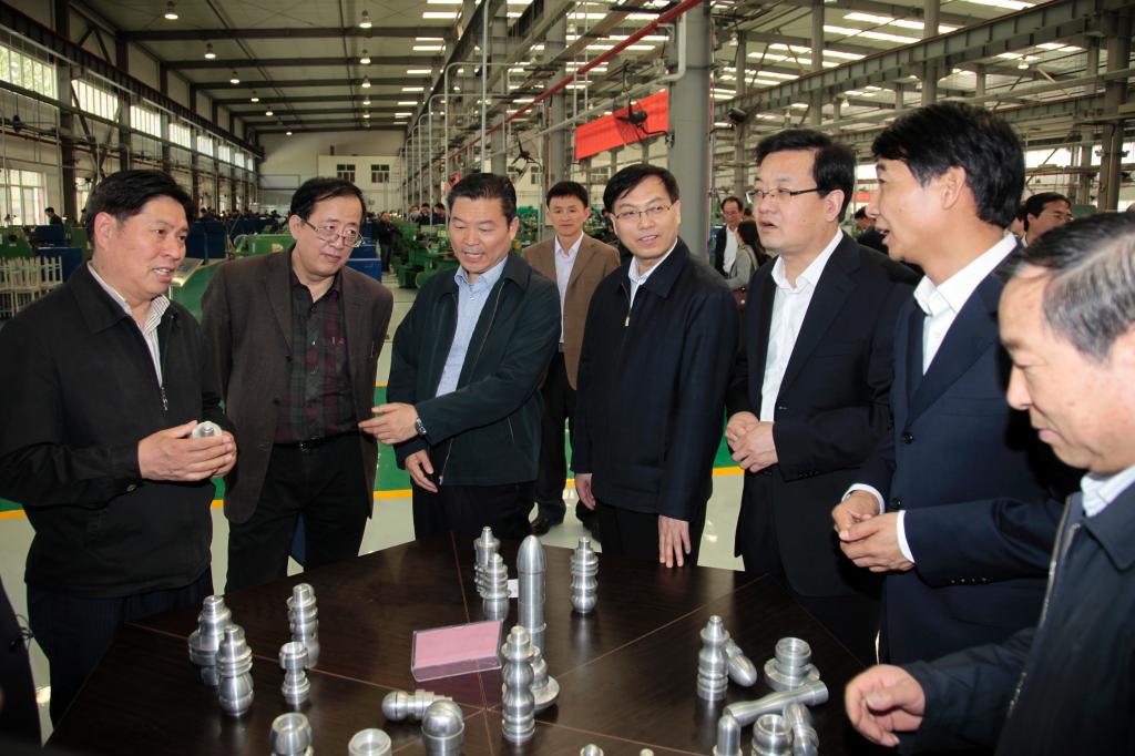 省人大执法检查组查看学生技能作品