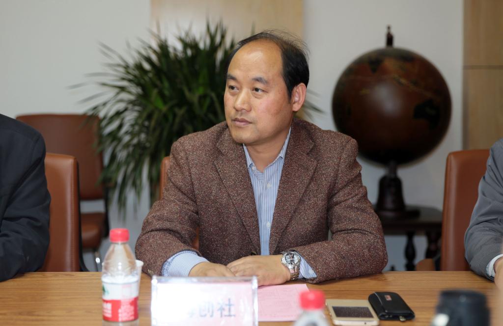 我院副院长梅创社主持座谈会