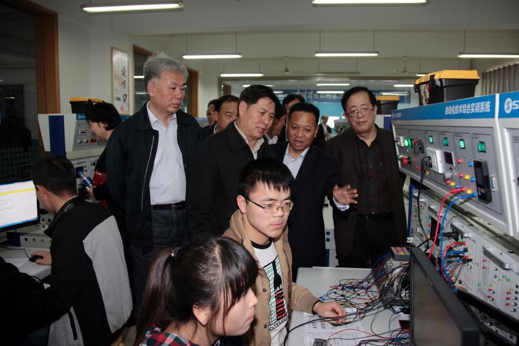 省人大执法检查组观看欧姆龙订单班学生实训