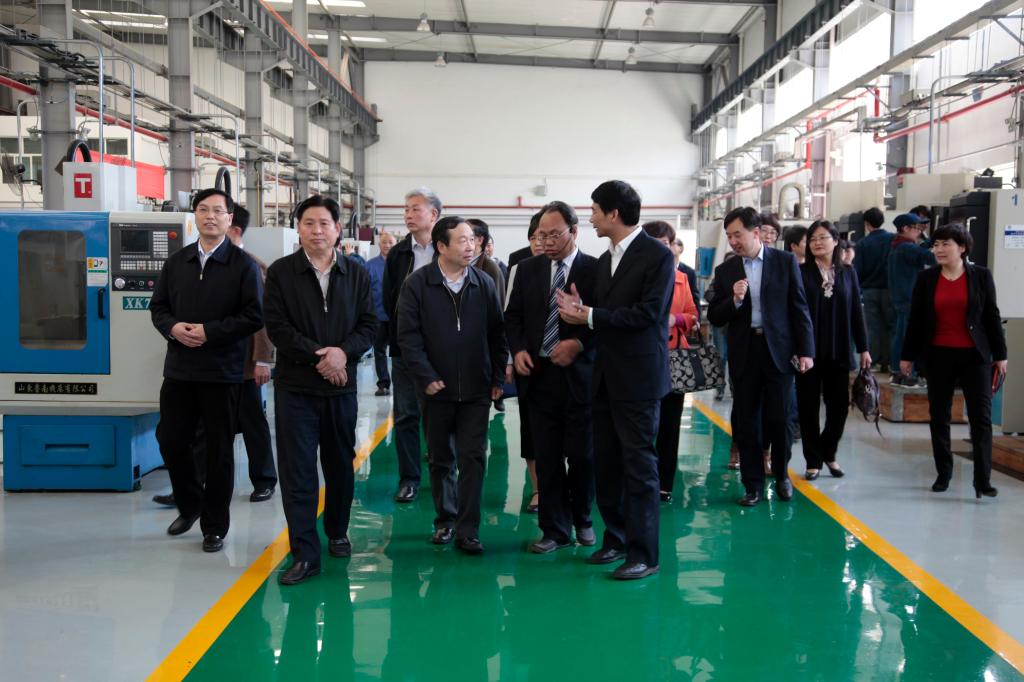 省人大执法检查组考察机加工技术训练中心